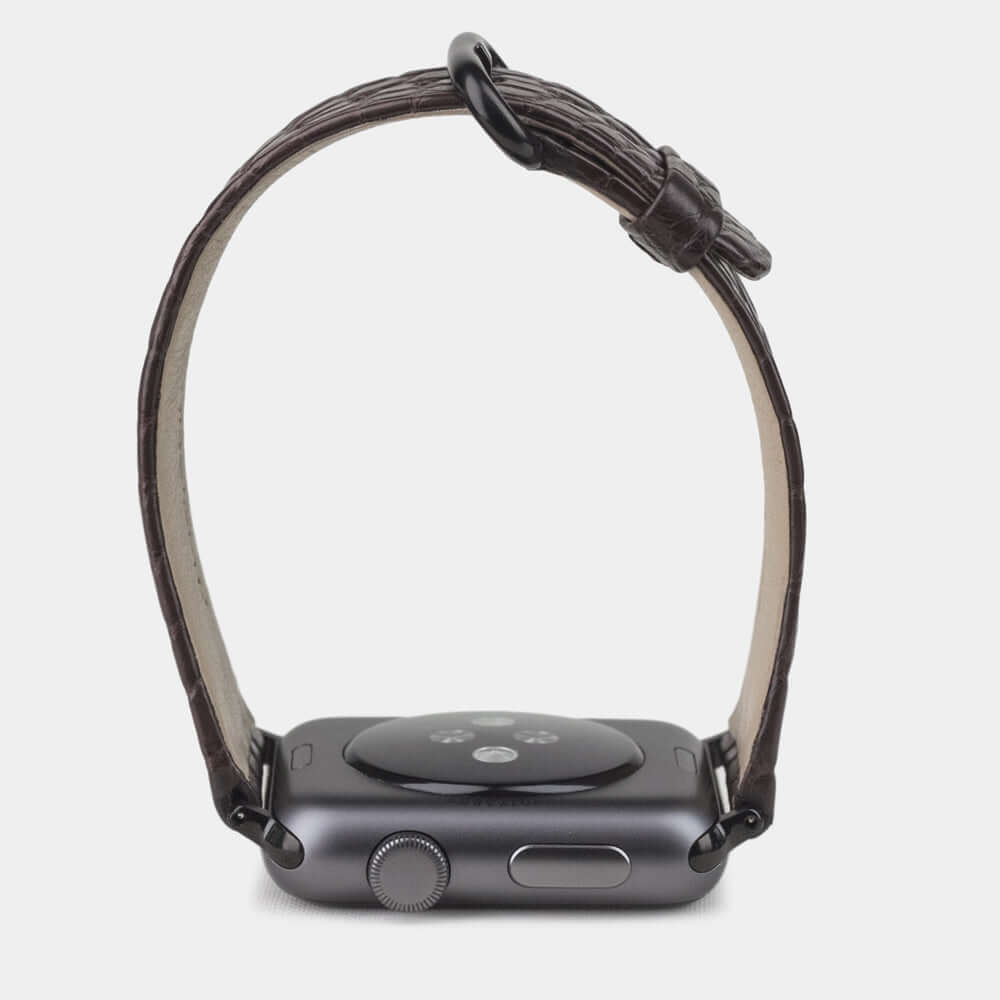 Strap for the Apple Watch 45/46 mm in brown matte alligator leather, with black adapters and buckle | 3/4 profile view to see the inner lining leather