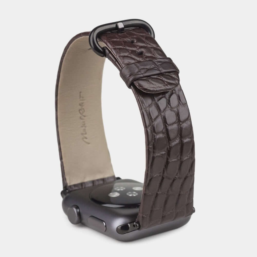 Strap for the Apple Watch 45/46 mm in brown matte alligator leather, with black adapters and buckle | 3/4 profile view to see the inner lining leather