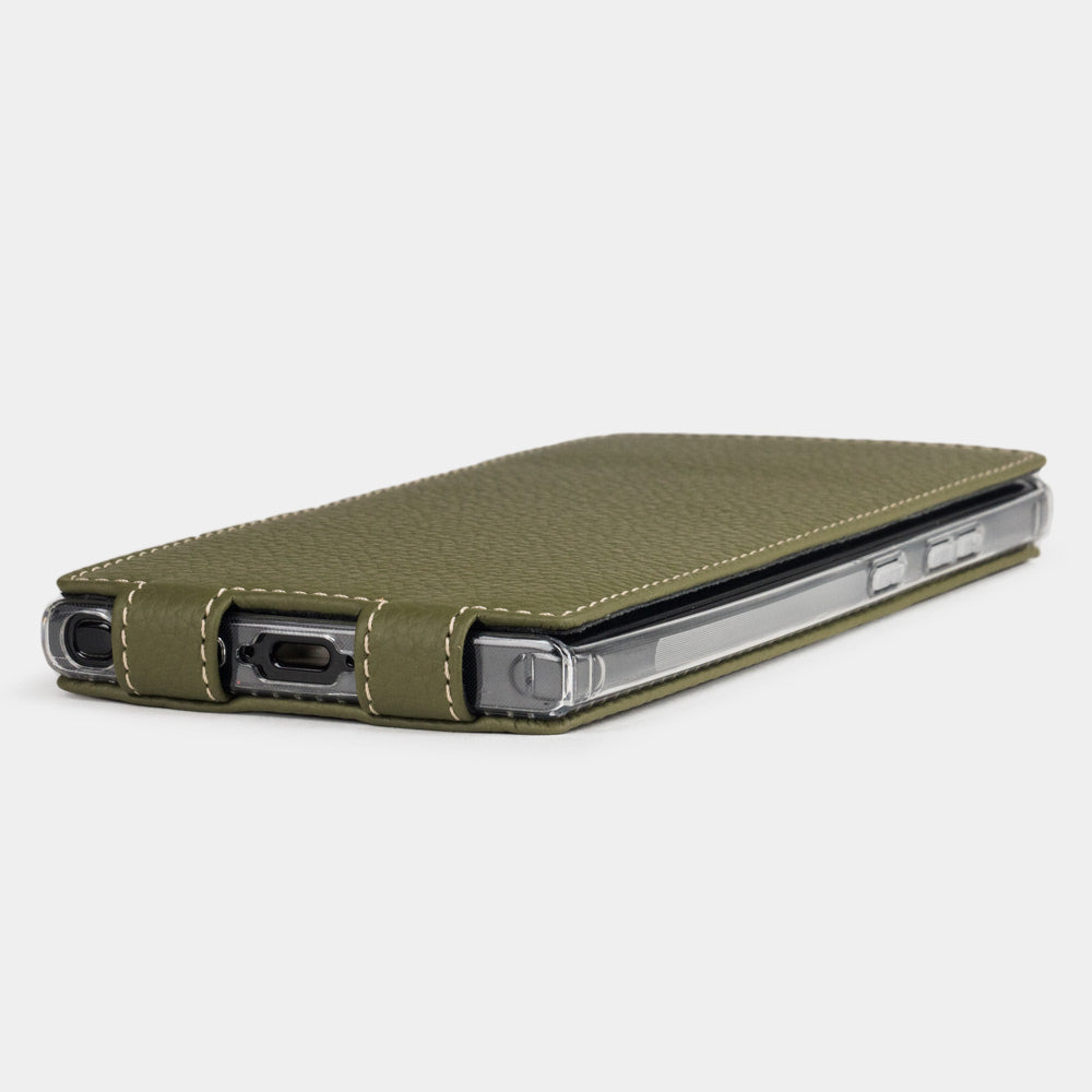 Side edge of the Samsung S23 Ultra green leather case, USB-C port access with precise stitched leather finish