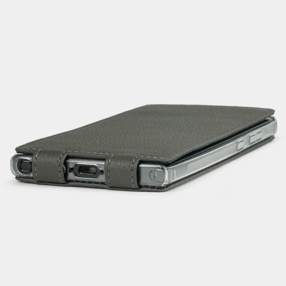 Side edge of the Samsung S23 Ultra grey leather case, USB-C port access with precise stitched leather finish