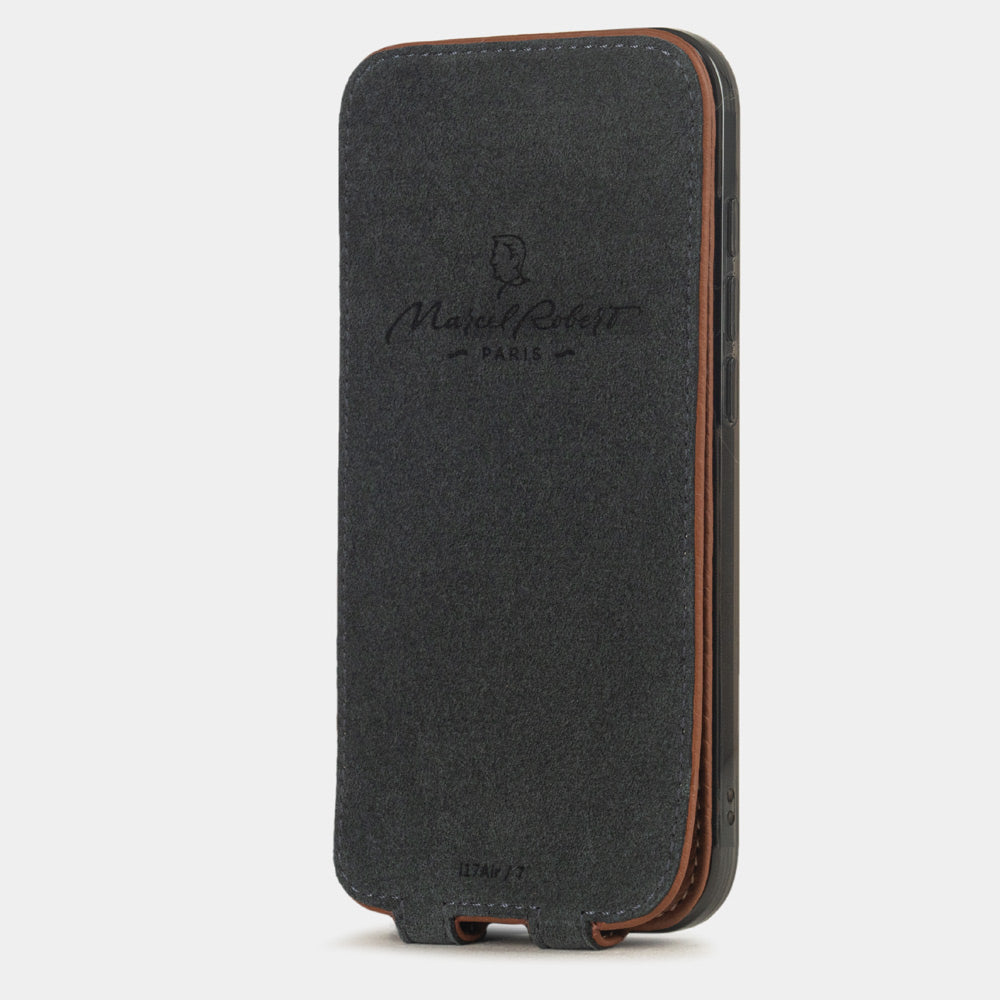 gold leather case iPhone 17 Air - interior view showing grey Alcantara lining with magnetic closure, designed to clean and protect the screen