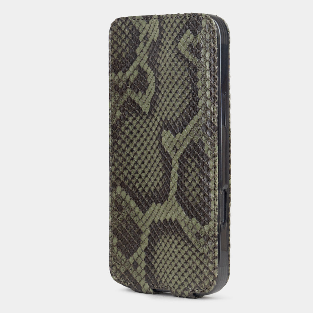 Green Python Case iPhone 17 Pro Max– upright closed view highlighting the magnetic front cover fully protecting the screen, elegant silhouette