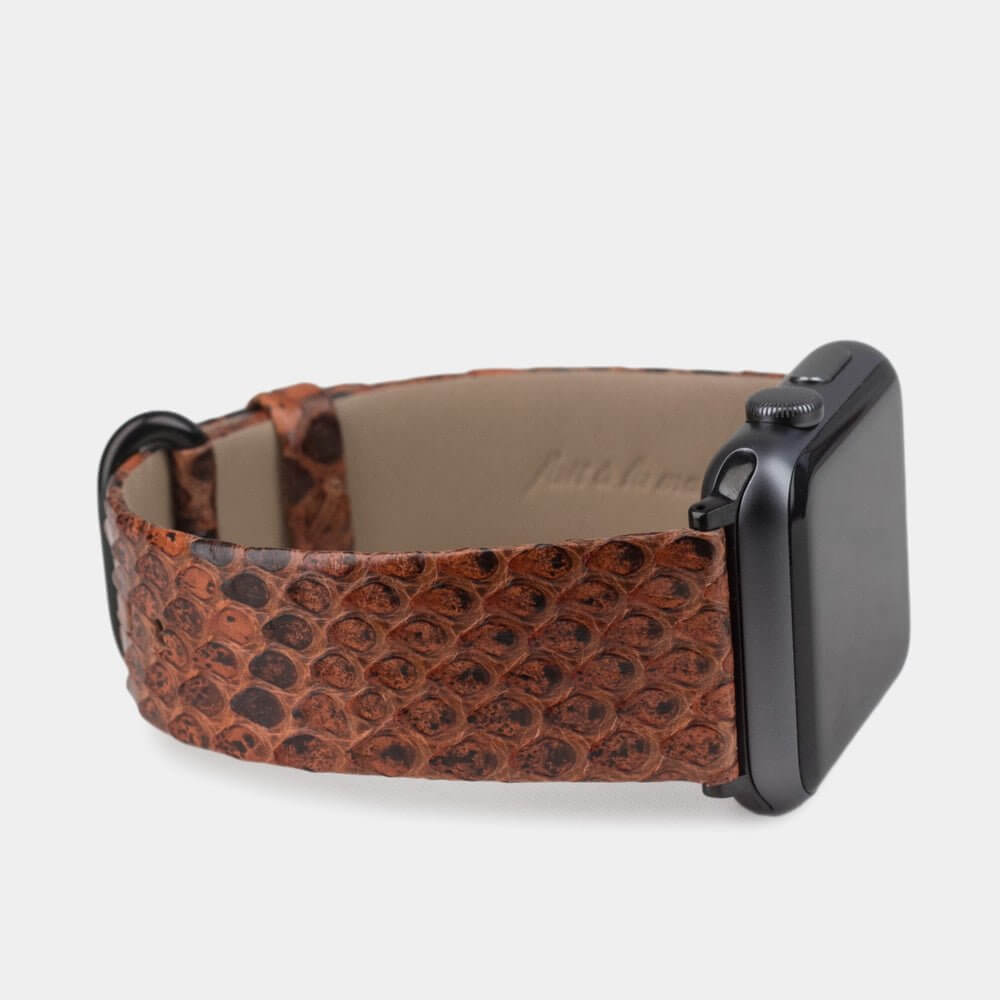 Strap for the Apple Watch 41/42 mm in Gold python leather, with black adapters and buckle | close-up on the inner lining leather and the brand stamp