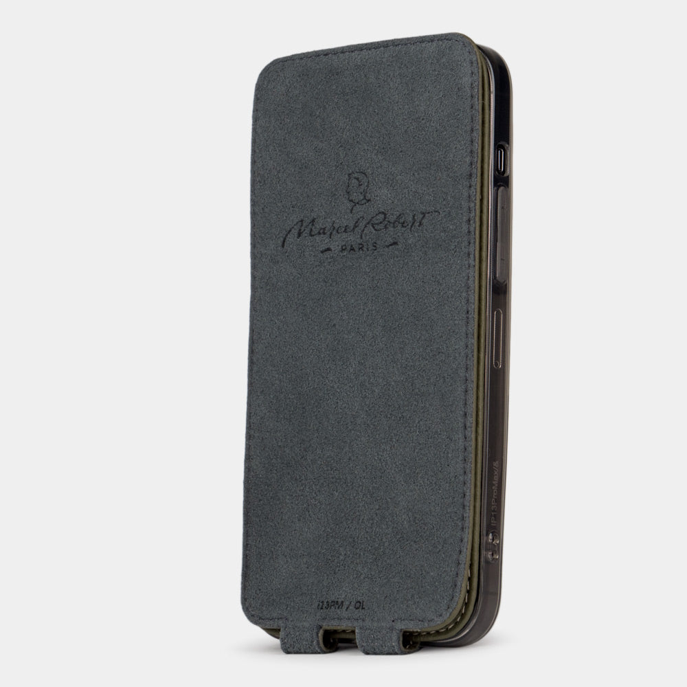green leather flip case for iPhone 13 pro max, vertical position, cover folded and secured to the back of the iPhone thanks to its integrated magnet system, revealing the grey microfiber lining