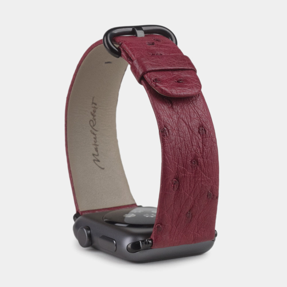 Strap for the Apple Watch 41/42 mm in fuchsia ostrich leather, with black adapters and buckle | 3/4 profile view to see the inner lining leather