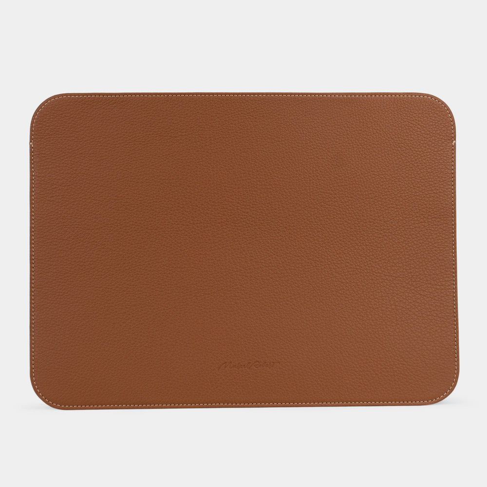 16 inch laptop sleeve in gold leather – back view, plain leather panel with no closure