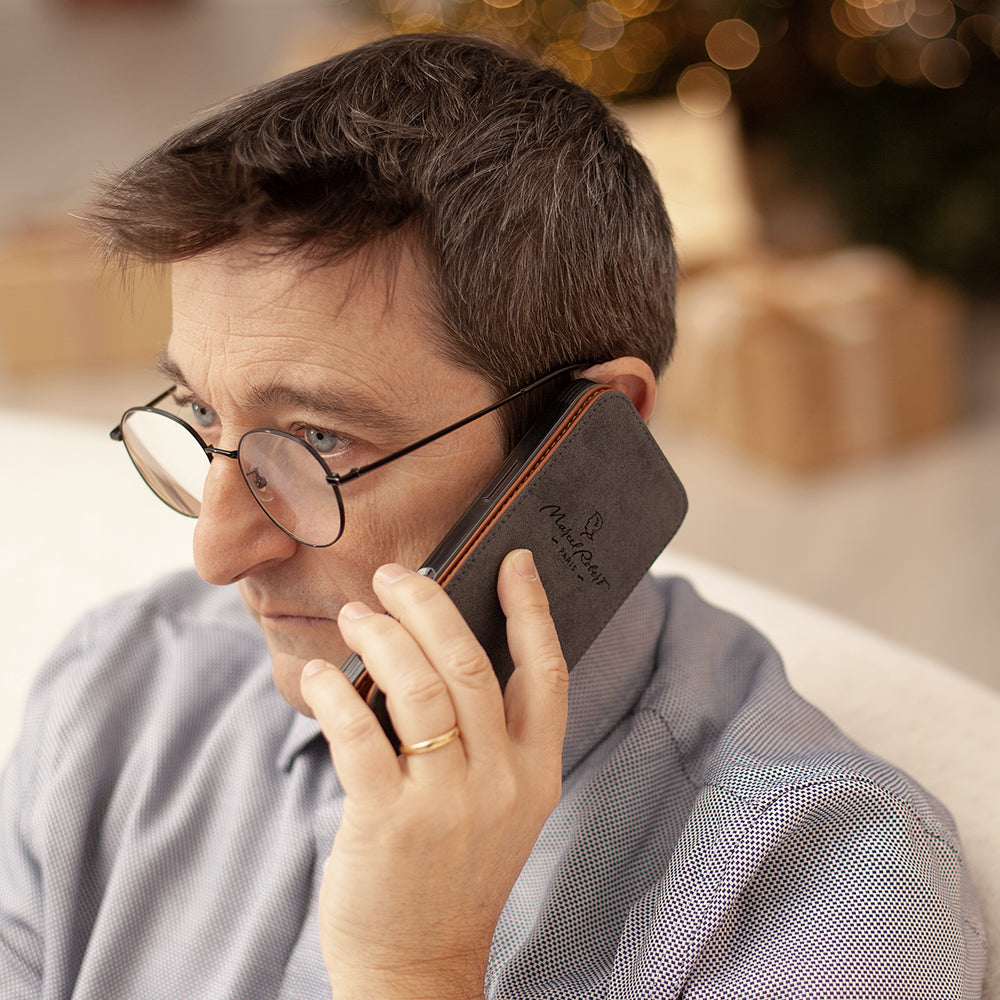 Starkes iPhone 16e Schutz aus hochwertigem goldenem Leder, stabiles Klapphülle Flip Case