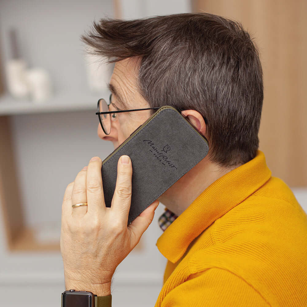 High quality iPhone 16e protection in premium green cowhide leather, stable flip case with MagSafe compatibility