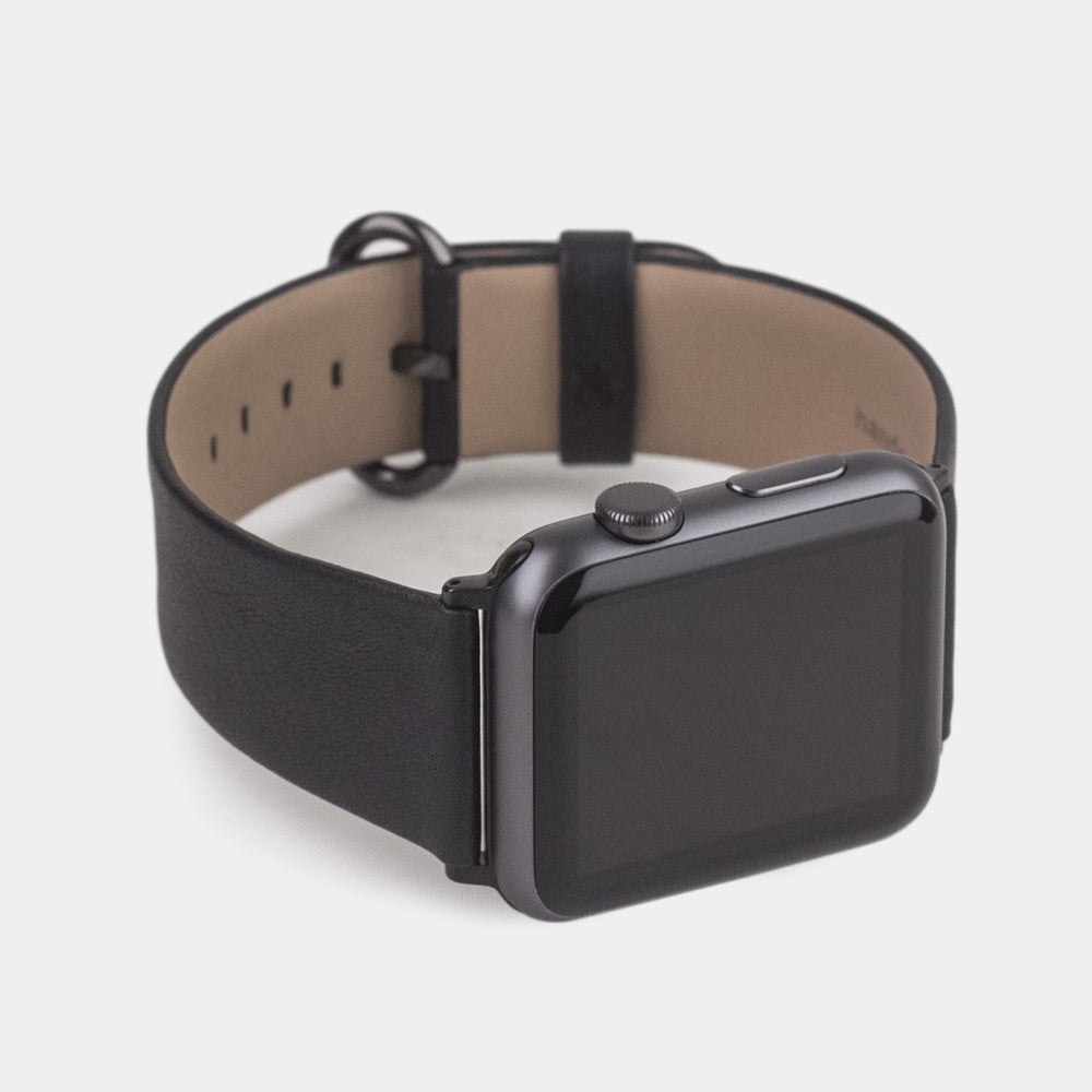 Strap for the Apple Watch 45/46 mm in black smooth calfskin leather, with black adapters and buckle | 3/4 profile view to see the inner lining leather