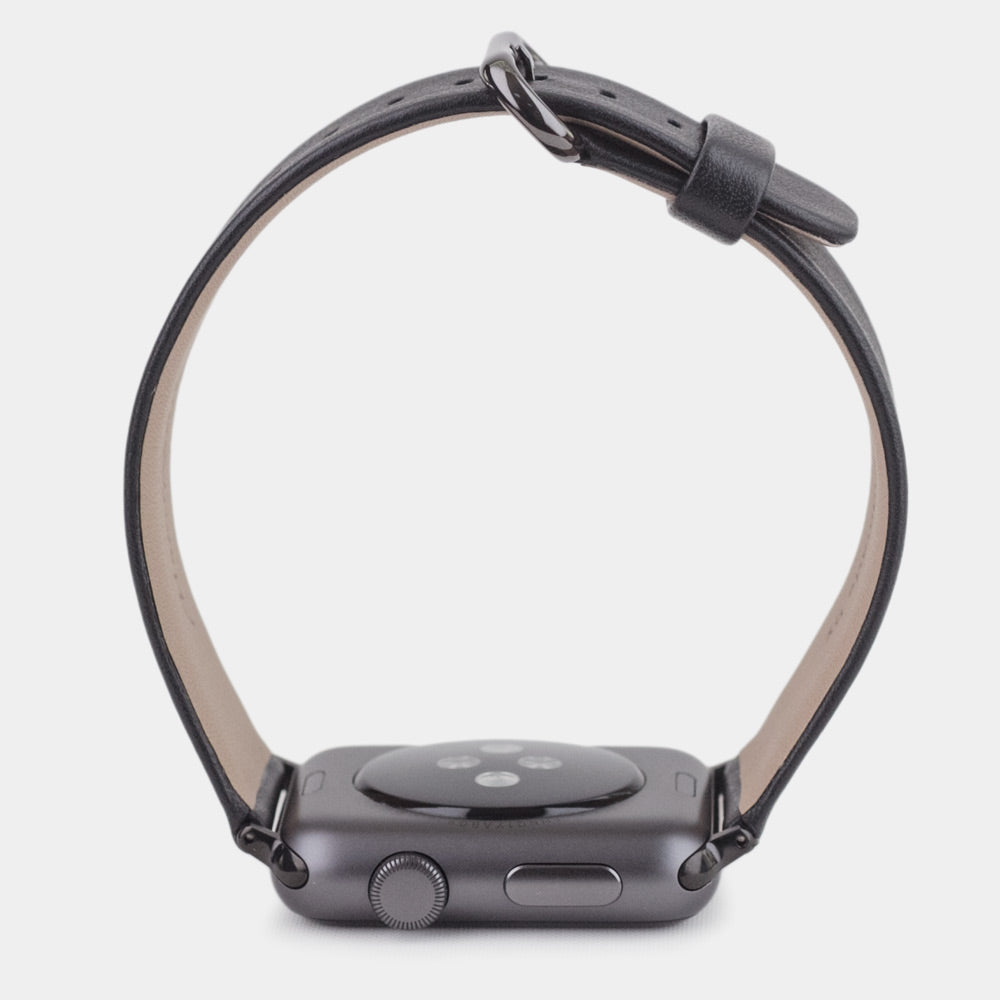 Strap for the Apple Watch 45/46 mm in black smooth calfskin leather, with black adapters and buckle | full profile view to see the thickness of the strap