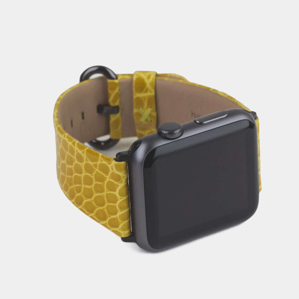 Strap for the Apple Watch 45/46 mm in yellow shiny alligator leather, with black adapters and buckle | 3/4 profile view to see the inner lining leather