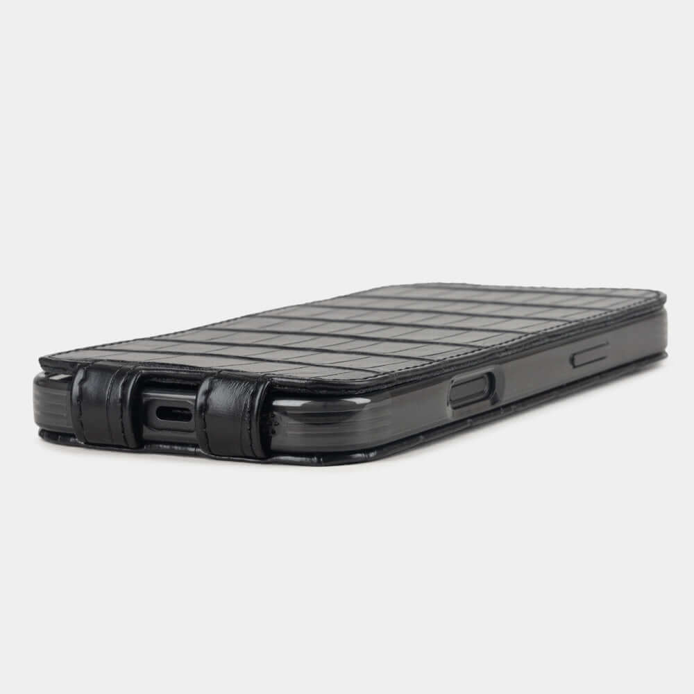 Black Alligator Case iPhone 17 Pro – flat side view displaying ultra-thin handcrafted design, USB-C port opening and precise edge finishing