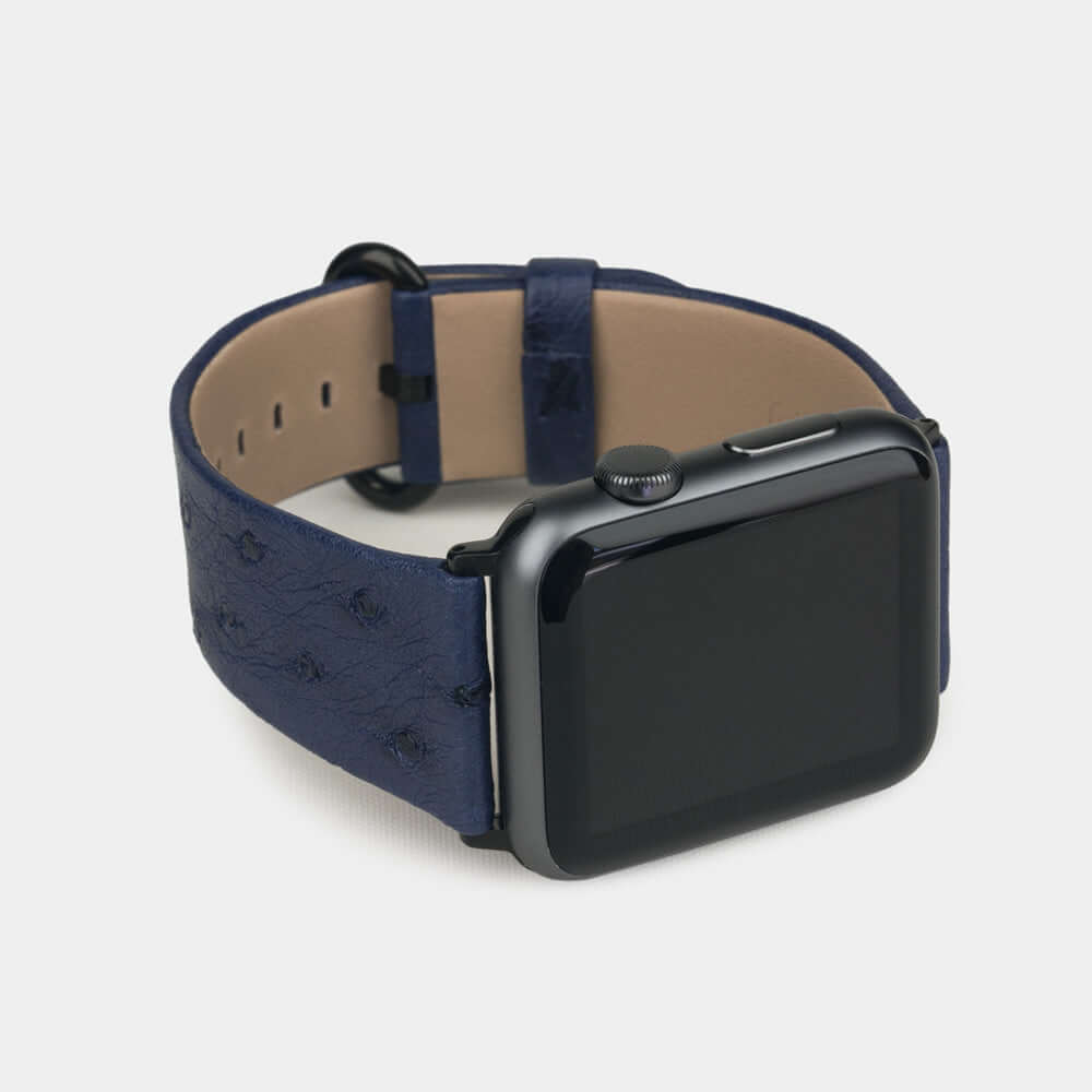 Strap for the Apple Watch 41/42 mm in blue ostrich leather, with black adapters and buckle | close-up on the inner lining leather and the brand stamp