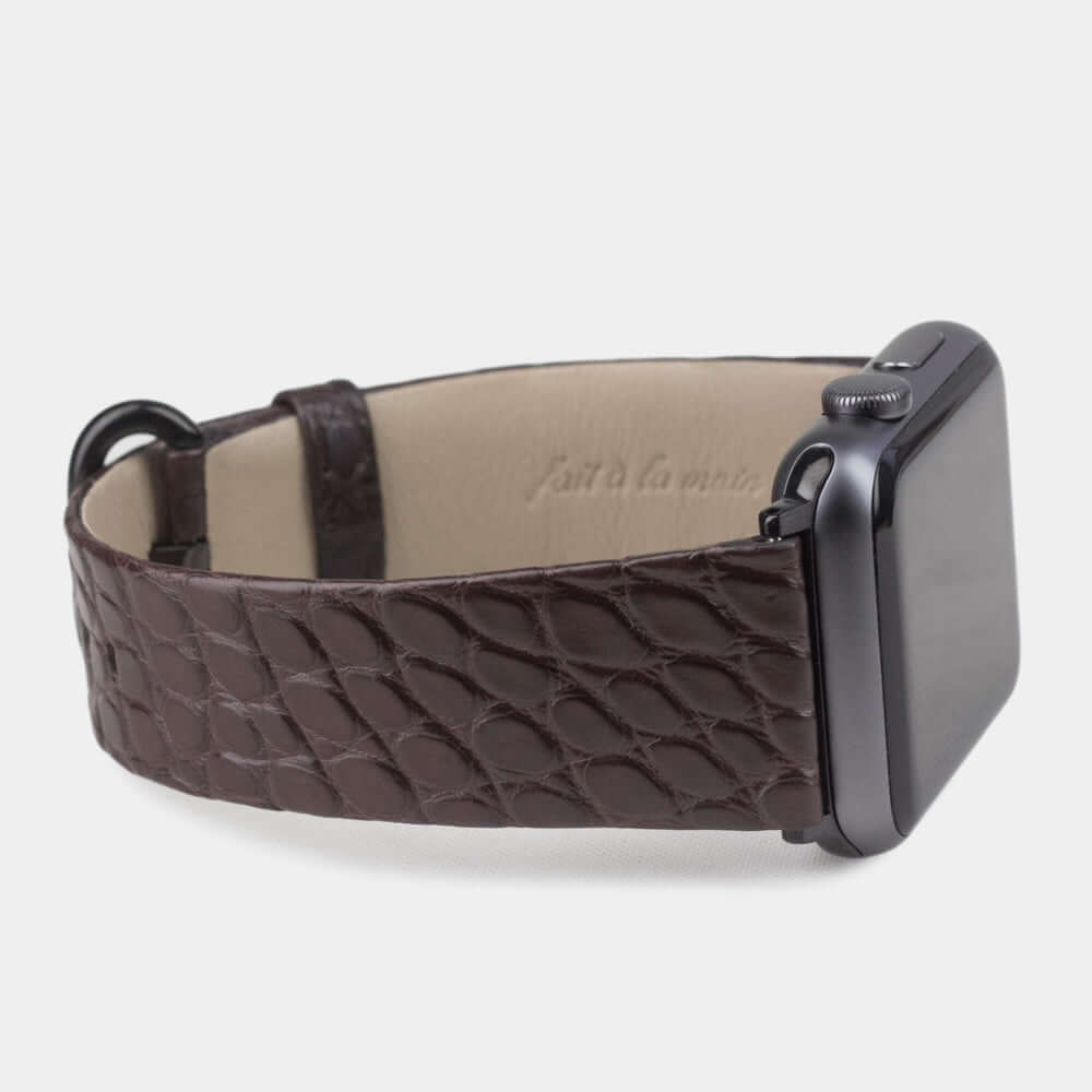 Strap for the Apple Watch 45/46 mm in brown matte alligator leather, with black adapters and buckle | 3/4 profile view to see the inner lining leather