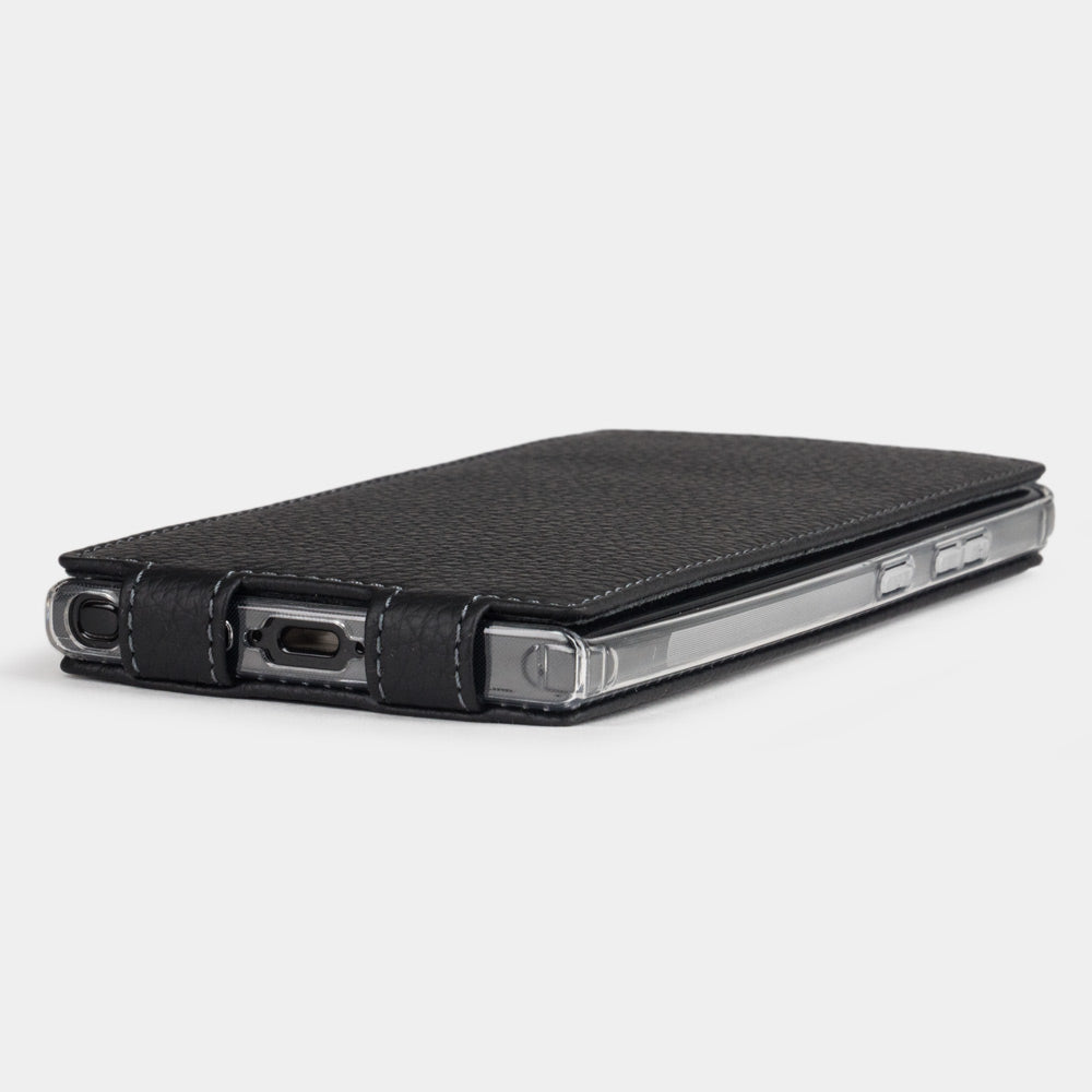 Side edge of the Samsung S23 Ultra black leather case, USB-C port access with precise stitched leather finish