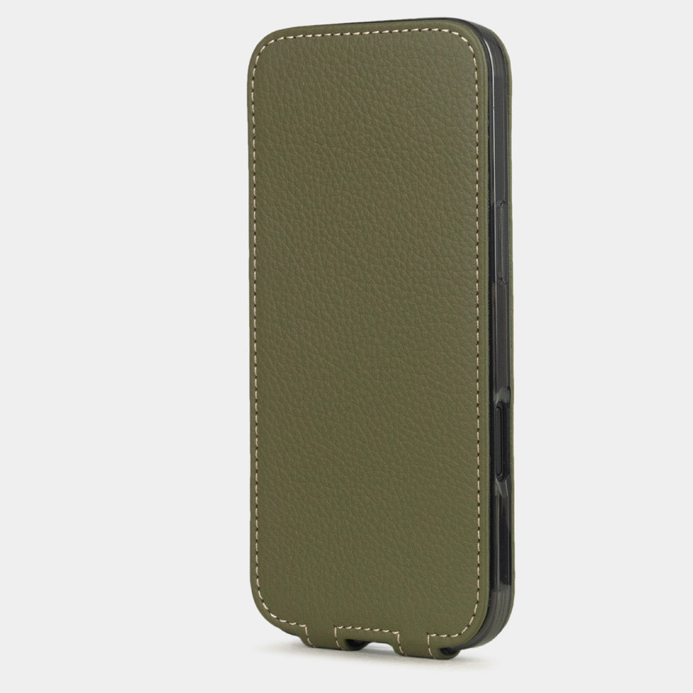 green leather case iPhone 17 Air – upright closed view highlighting the magnetic front cover fully protecting the screen, elegant silhouette