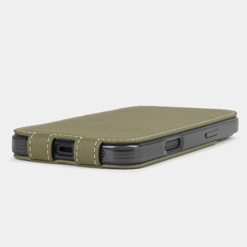 green calfskin Case iPhone 17 Pro Max - flat side view displaying ultra-thin handcrafted design, USB-C port opening and precise edge finishing