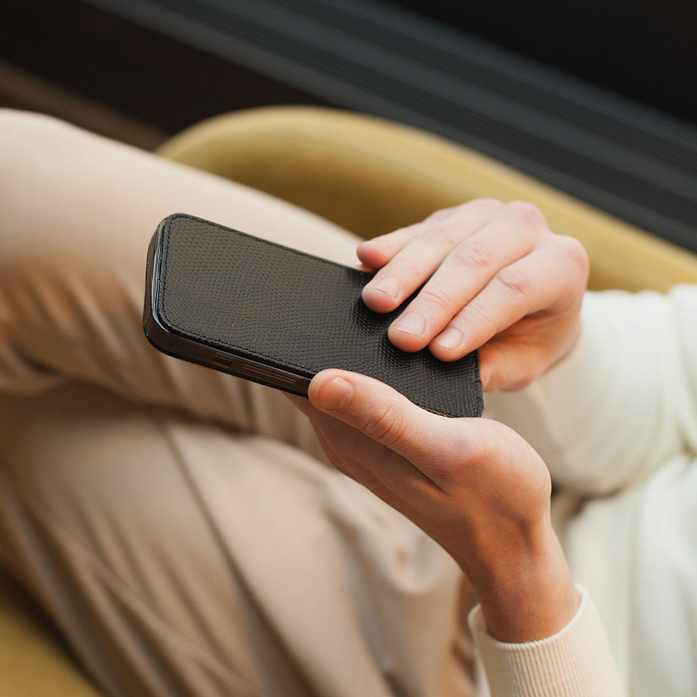 case iPhone 13 pro lizard black