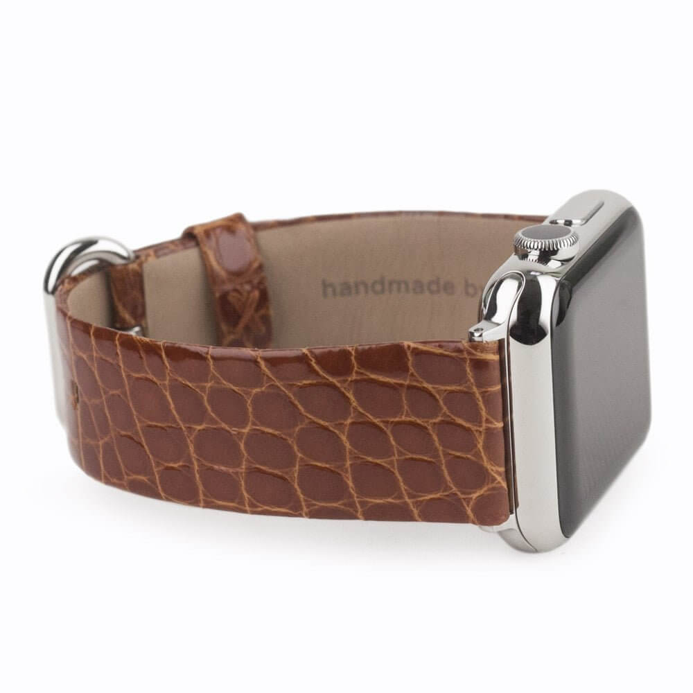 Strap for the Apple Watch 45/46 mm in Gold shiny alligator leather, with steel adapters and buckle | close-up on the inner lining leather and the brand stamp