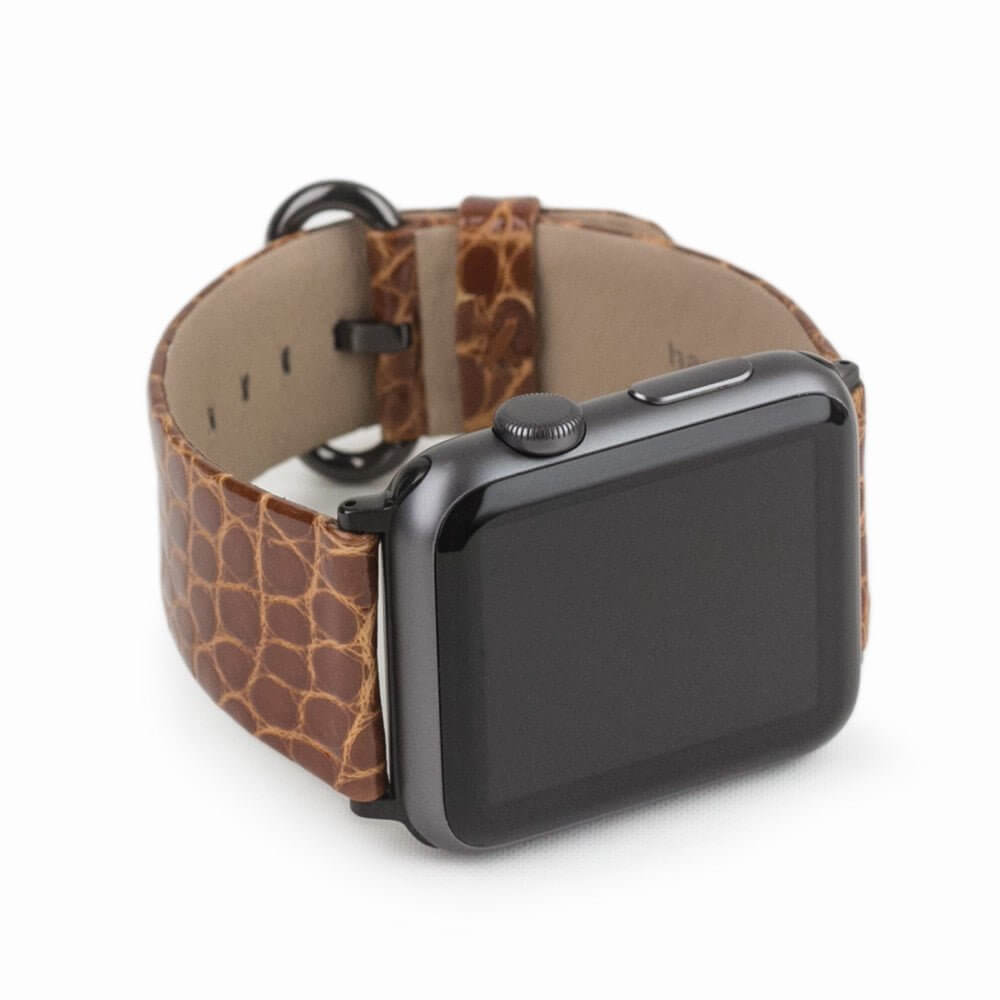 Strap for the Apple Watch 45/46 mm in Gold shiny alligator leather, with black adapters and buckle | 3/4 profile view to see the inner lining leather