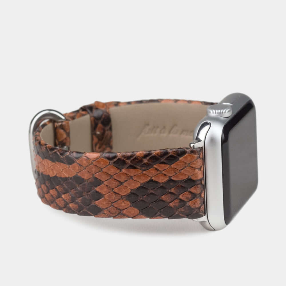 Strap for the Apple Watch 41/42 mm in Gold python leather, with steel adapters and buckle | close-up on the inner lining leather and the brand stamp