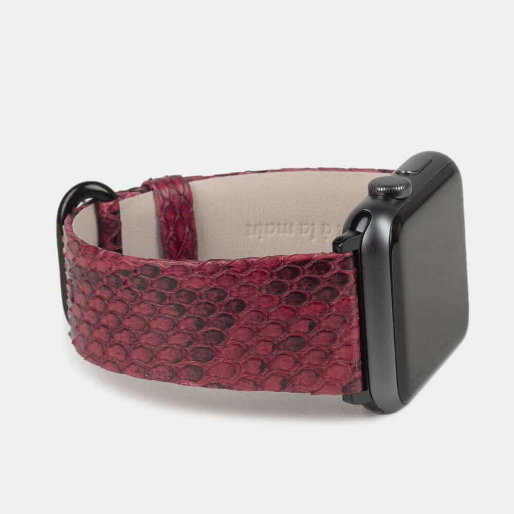Strap for the Apple Watch 41/42 mm in bordeaux python leather, with black adapters and buckle | close-up on the inner lining leather and the brand stamp