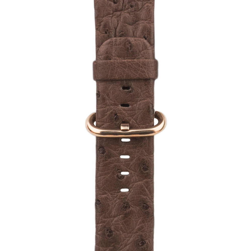 Strap for the Apple Watch 41/42 mm in brown ostrich leather, with pink gold adapters and buckle | close-up on the pink gold buckle