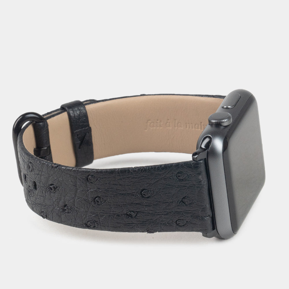 Strap for the Apple Watch 41/42 mm in black ostrich leather, with black adapters and buckle | full profile view to see the thickness of the strap