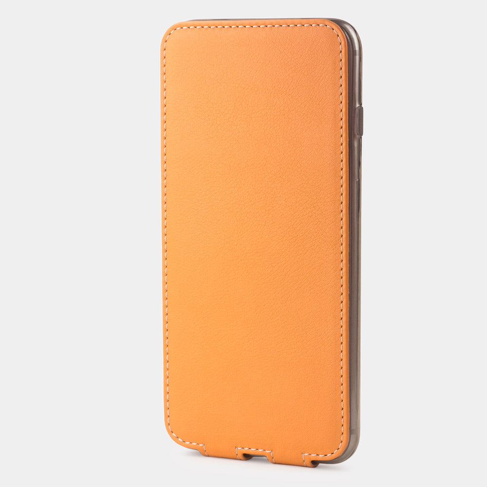 Ocker leather flip case for iPhone SE - upright closed view highlighting the magnetic front cover fully protecting the screen, elegant silhouette