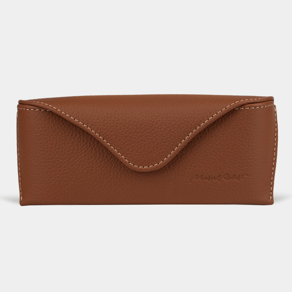 Casual glasses case in gold calfskin, front view with the flap closed