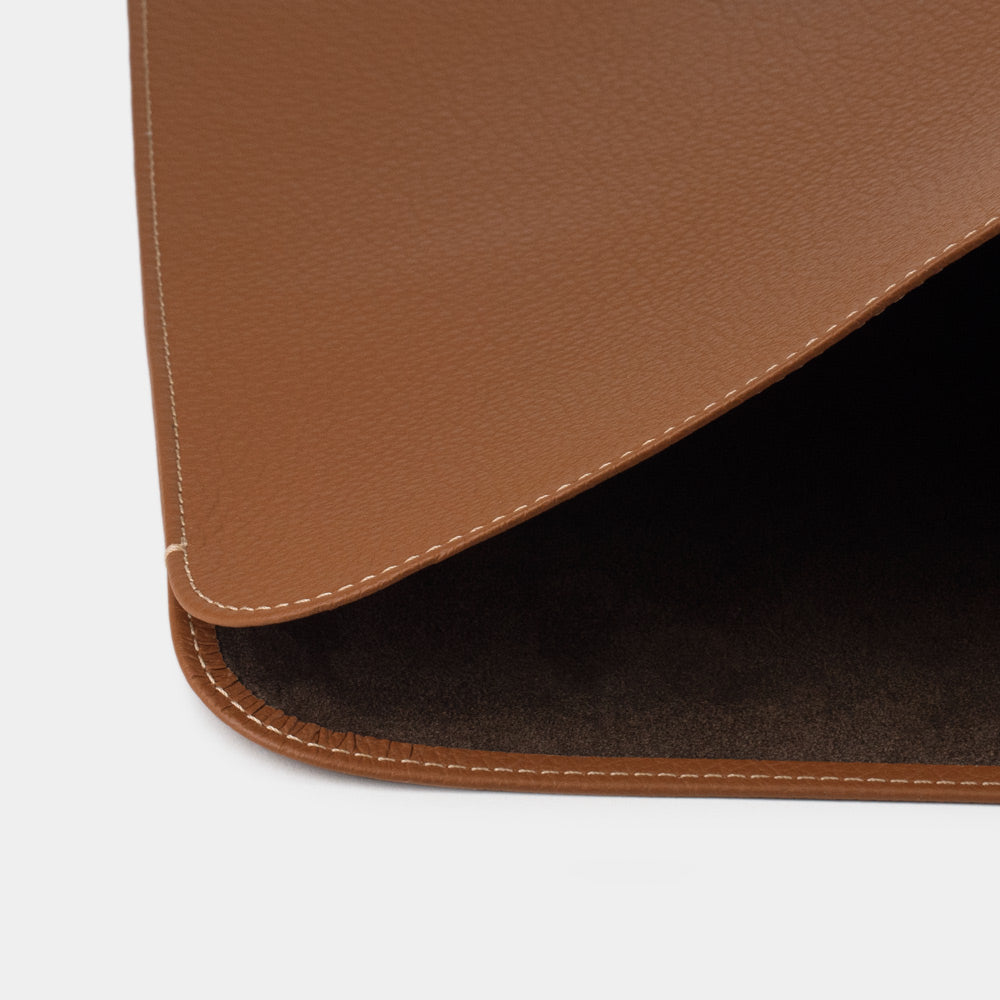 Leather laptop sleeve for MacBook Air 15 inch, gold – close-up of the curved opening and the soft interior lining