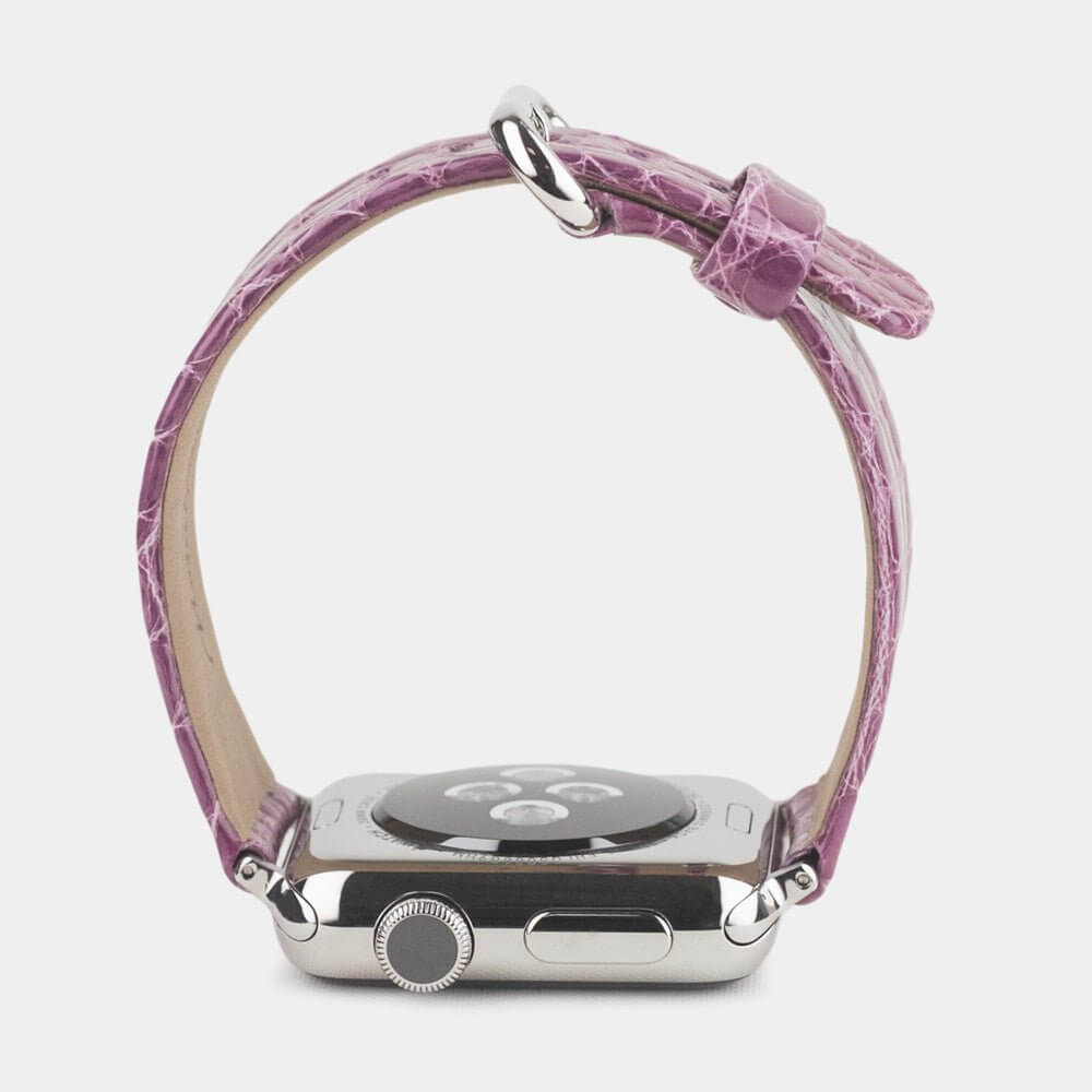 Strap for the Apple Watch 45/46 mm in purple shiny alligator leather, with steel adapters and buckle | watch case on bottom to see leather texture, inner lining and the buckle