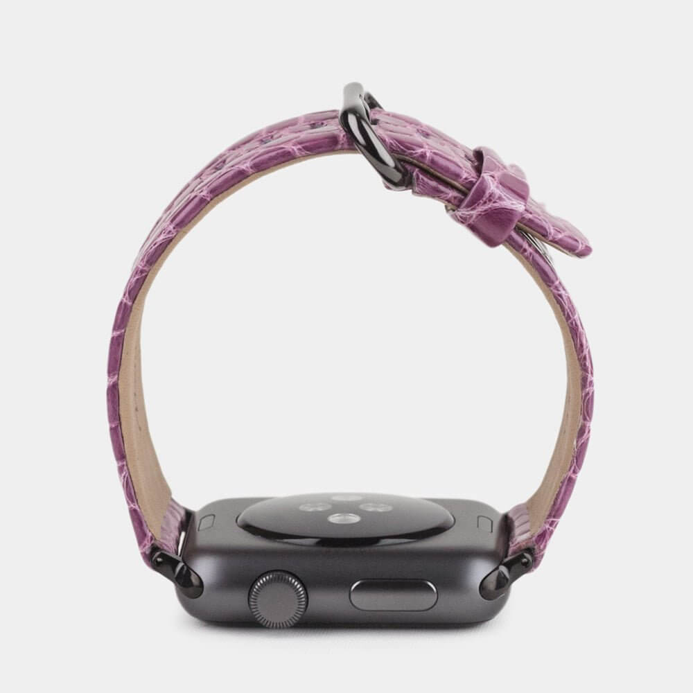 Strap for the Apple Watch 45/46 mm in purple shiny alligator leather, with black adapters and buckle | watch case on bottom to see leather texture, inner lining and the buckle