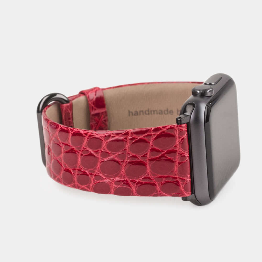 Strap for the Apple Watch 45/46 mm in red shiny alligator leather, with black adapters and buckle | close-up on the inner lining leather and the brand stamp