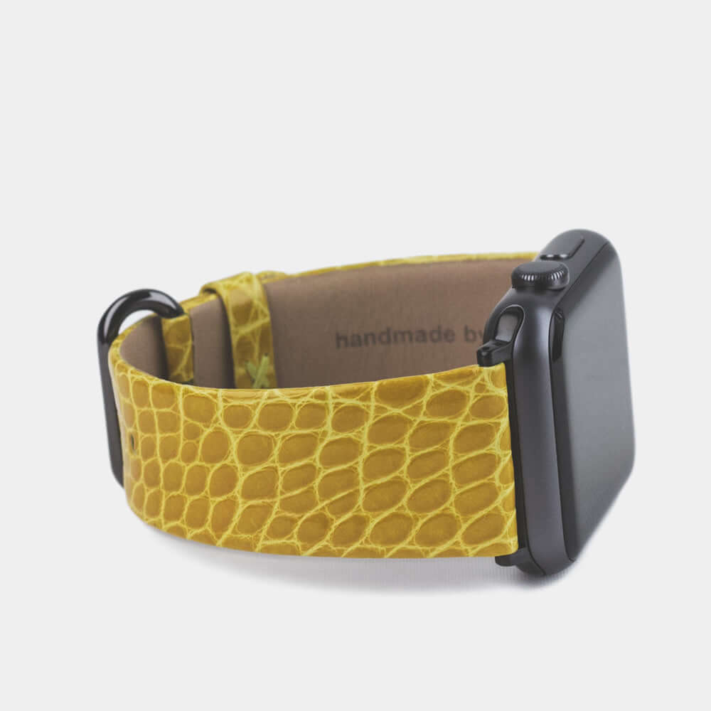 Strap for the Apple Watch 45/46 mm in yellow shiny alligator leather, with black adapters and buckle | close-up on the inner lining leather and the brand stamp