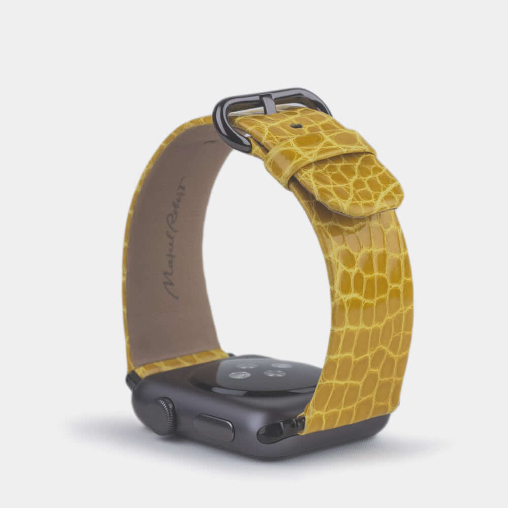 Strap for the Apple Watch 45/46 mm in yellow shiny alligator leather, with black adapters and buckle | full profile view to see the thickness of the strap